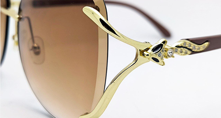 عینک آفتابی زنانه فریملس مدل کارتیر نگین‌دار عدسی هایلایت قهوه‌ای