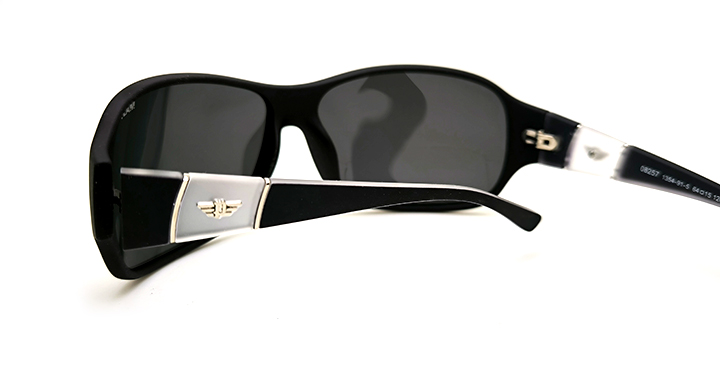 عینک آفتابی مردانه پلاریزه کائوچویی پلیس برند ماتریکس کد 08257 فریم مشکی مات - نقره ای